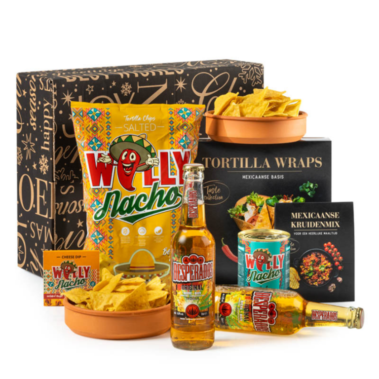 Gift box with Mexican items to build a real Mexican party at home! The wraps are provided with the Salsa Mexicana, if desired sprinkled with the Mexican spice mix. Of course you dip the nachos in the cheese dip. This of course includes the two bottles of Desperados, Salut! Two terracotta tapas dishes, Ø 16 x 4 cm Two bottles of Desperados original tequila flavored Mexican beer, 33 cl Willy Nacho tortilla chips salted (gluten-free and vegan), 200 gr Willy Nacho cheese dip (gluten-free and vegan) , 100 gr Willy Nacho chili sin carne (vegan), 425 gr Wraps, 240 gr • Mexican spice mix, 30 gr Packed in a matching gift box.