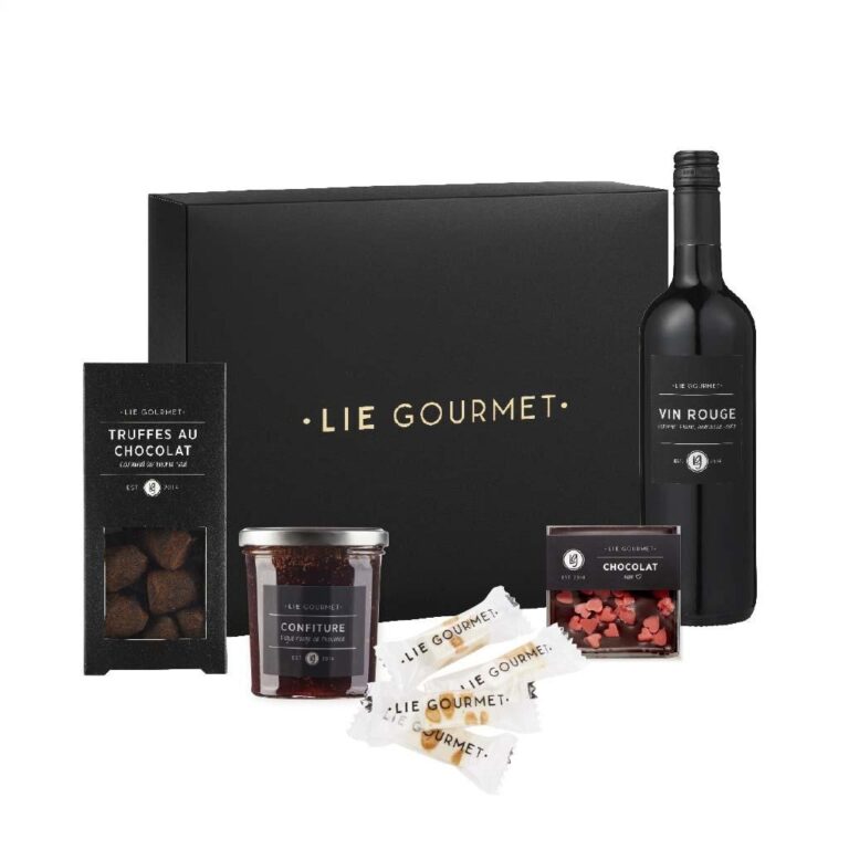 Gift box Biscuits & Wine Beautiful gift filled with Truffles, jam, nougat, chocolate & red wine. Color: Black - Material: Paper Dimensions: 27x32x8 CM - Package: EAN Sticker Magnus Business Gifts is your partner for merchandising, gadgets or unique business gifts since 1967. Certified with Ecovadis gold!